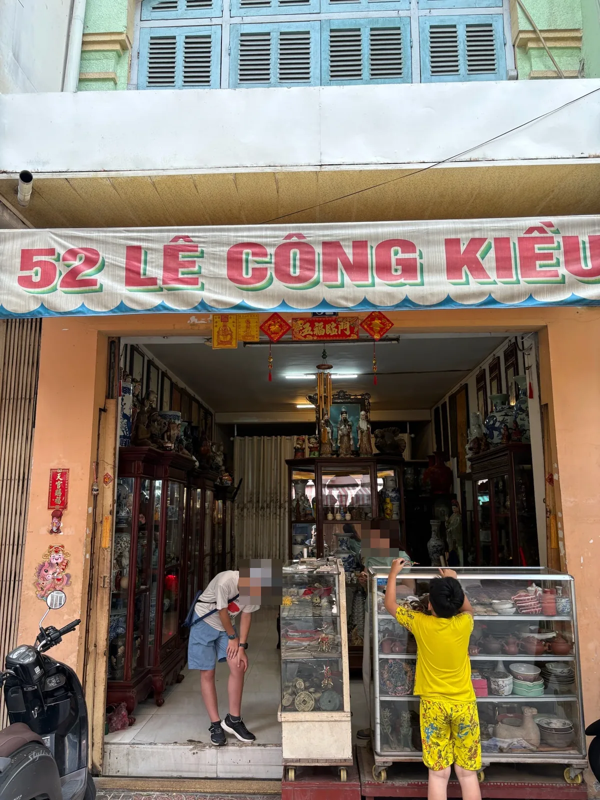ホーチミンのレ・コン・キエウ通りにある骨董店の入口