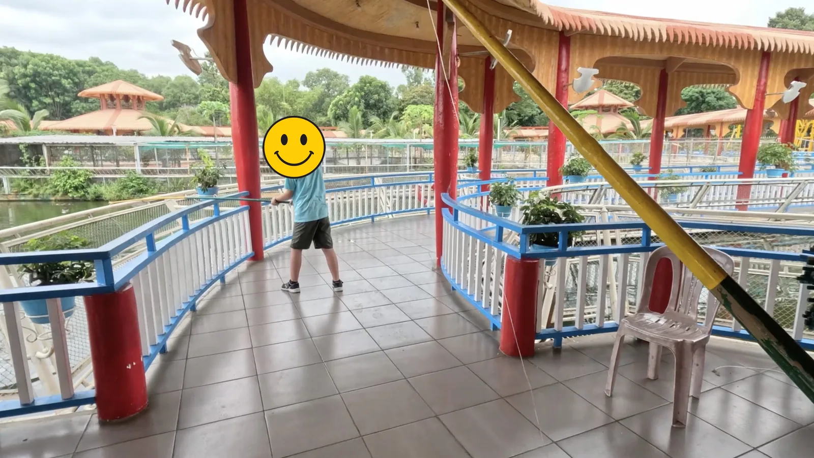スイティエン公園でワニに餌を与える子ども