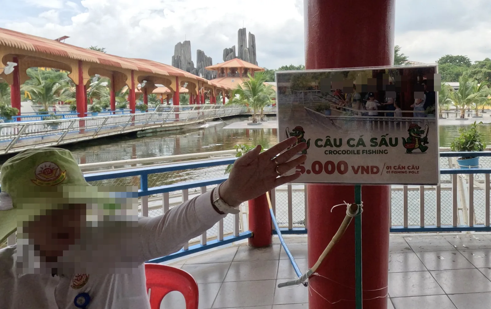 ワニの餌やり1回5,000 VNDと表示された訪問時の料金看板
